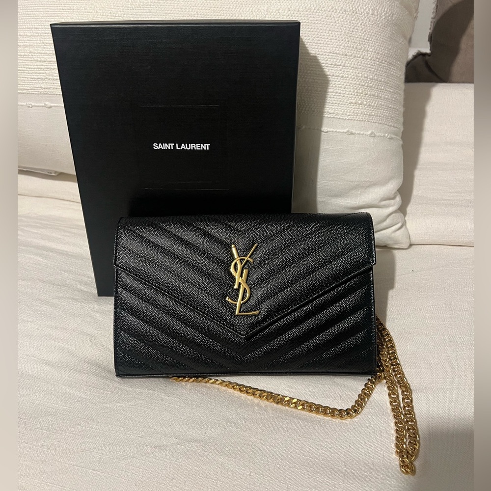 CLASSIC CASSANDRE CHAIN WALLET IN GRAIN DE POUDRE LEATHER